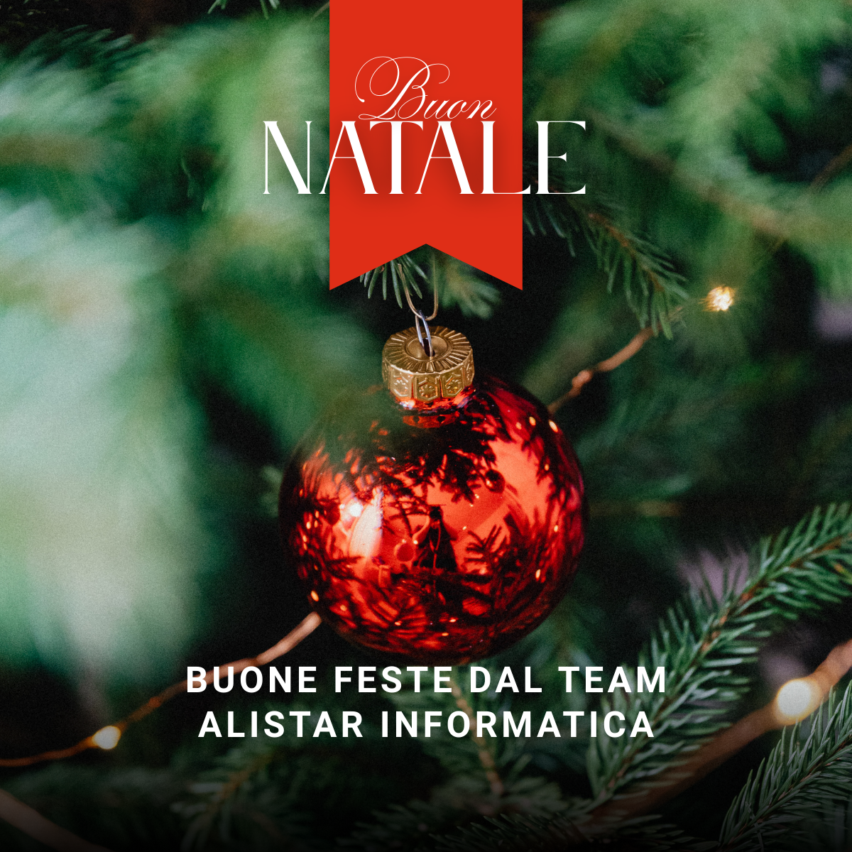 albero di natale addobbato con le scritte di auguri di buon anno